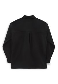 Schwarze Jacke mit Kragen und langen Ärmeln, ausgestattet mit einem Rückenschlitz und seitlichen Taschen. Glatte Stofftextur, minimalistisches Design.