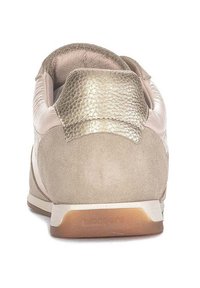 Beżowe skórzane sneakersy z metalicznymi złotymi akcentami, zamszowym zapiętkiem, zaokrąglonym noskiem i gumową podeszwą. Teksturowany tylny panel z wytłoczonym logo.