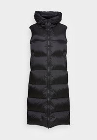 Gilet imbottito nero senza maniche con cappuccio, dotato di zip frontale e sezioni trapuntate orizzontali per l'isolamento. Texture liscia e lucida.