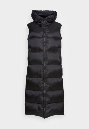 Czarna, ocieplana kamizelka bez rękawów z kapturem, z zapięciem na suwak z przodu oraz poziomymi, pikowanymi sekcjami dla lepszej izolacji. Gładka, błyszcząca faktura.