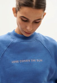 Thinking Mu HERE COMES THE SUN - Felpa - blue