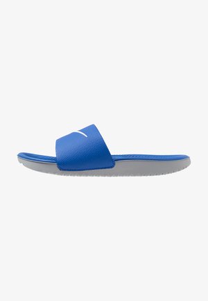 Blauwe schuifsandaal met een gestructureerde band en een grijze zool met een gemusterde onderkant. Inclusief een wit logo op de band.