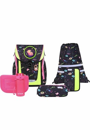 Set de mochila escolar negra y neón con motivos temáticos de música, que incluye una fiambrera, botella de agua, estuche para lápices, bolsa con cordón y carpeta.