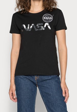 Zwarte katoenen t-shirt met een groot zilveren NASA-logo over de borst en een kleiner NASA-embleem op de bovenste linkerkant. Korte mouwen, ronde hals.