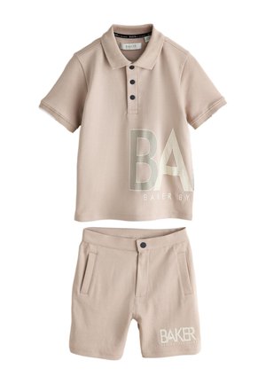 Beige polo skjorte med korte ærmer med stor "BAKER" tekst og matchende shorts med forlommer og "BAKER" tekst på venstre ben.
