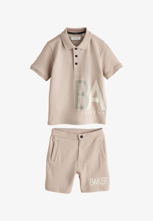 Beige polo skjorte med korte ærmer med stor "BAKER" tekst og matchende shorts med forlommer og "BAKER" tekst på venstre ben.