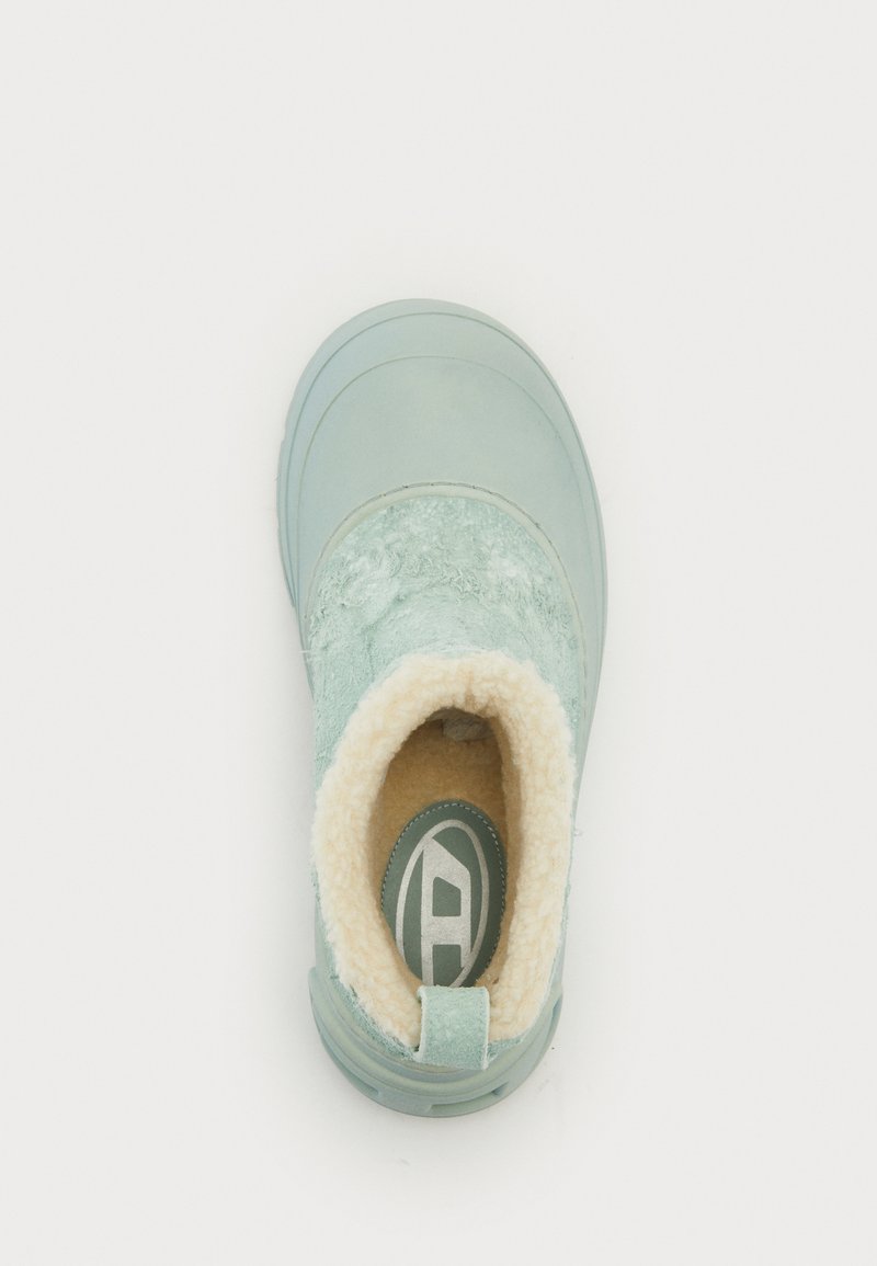 Helles blaues Wildleder-Winterboot mit cremefarbener Fleece-Fütterung und Gummisohle, von oben vor einem weißen Hintergrund betrachtet.