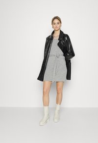 NA-KD PAMELA REIF x NA-KD - DROPPED SHOULDER MINI DRESS - Vestido de malha - grey melange