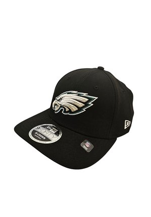 Schwarze Kappe mit einem gestickten Philadelphia Eagles-Logo in Silber und Grün. Strukturierte Ausführung mit einem gebogenen Schild und verstellbarem Fit.