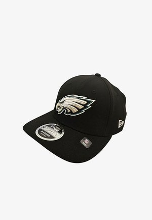 Schwarze Kappe mit einem gestickten Philadelphia Eagles-Logo in Silber und Grün. Strukturierte Ausführung mit einem gebogenen Schild und verstellbarem Fit.