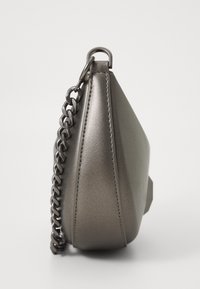 Borsa a mano grigia metallica con un design strutturato, caratterizzata da una tracolla a catena e una texture liscia, lati angolati e dettagli di cucitura.