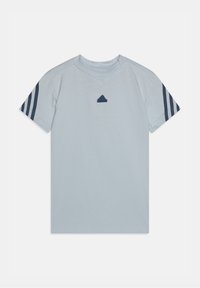 Jasnoniebieska koszulka Adidas z krótkim rękawem z granatowymi trzema paskami na rękawach i małym logo Adidas umiejscowionym na środku klatki piersiowej.