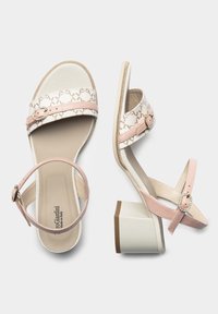 Sandali con tacco rosa e bianchi con una fascetta testurizzata che presenta un motivo geometrico e una fibbia decorativa; design con tacco a blocco.