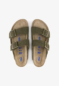 Unselected, dark green