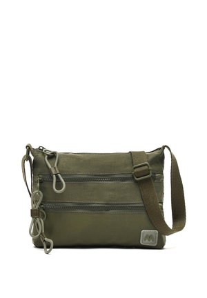 Oliven grøn crossbody taske lavet af slidstærkt stof med to lynlåslommer foran, justerbar rem og et lille logo patch.