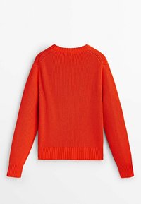 Pull en tricot rouge vif avec des poignets et un ourlet côtelés, présentant une finition texturée et un col rond, vu de dos.