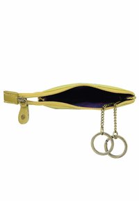 Geel leren zakje met een ritssluiting, voorzien van een paarse binnenkant en twee metalen sleutelhangerbevestigingen aan een ketting.