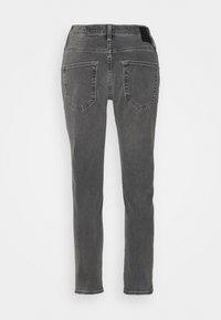 Jeans en denim gris avec une coupe ajustée, taille mi-haute, design à cinq poches et une patch noire à l'arrière de la taille.