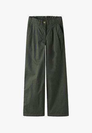 Pantaloni ampi verdi con vita elastica, chiusura con bottone e pieghe frontali. Presentano tasche laterali e una texture di tessuto liscia.