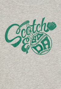 Siva bomba majica iz bombaža z zelenim sitotiskanim besedilom in grafikami, vključno z baseballom, palico in besedami "Scotch Soda."