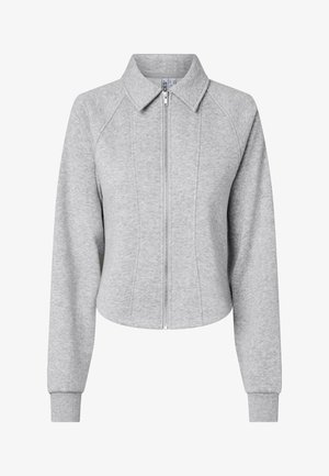 Siva kratka jakna iz gladkega blaga, z ovratnikom, sprednjim zadrgo in rebrastimi manšetami. Dizajn vključuje šive in oprijeto obliko.