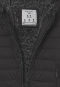 Abercrombie Kids sort polstret jakke med lynlås, imiteret pelsfor, størrelse 9/10, lavet i Vietnam, vand- og vindafvisende stof.