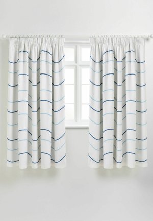Weiße Vorhänge mit blauen horizontalen wellenförmigen Streifen hängen an einer Stange vor einem weißen Mehrfachfenster an einer schlichten weißen Wand.