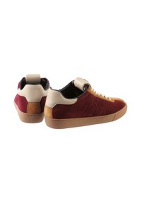 Niedrig geschnittene Sneakers in Bourgognerosé, Beige und cremefarbenem Wildleder und Leder, von der Seite und von hinten auf einem weißen Hintergrund gezeigt.