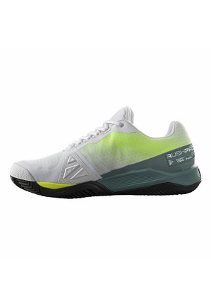 Zapatilla deportiva blanca con parte superior texturizada, acentos en verde neón y una entresuela gris. Presenta una punta reforzada y una suela con patrón.