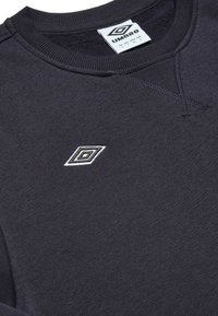 Felpa grigia scura con scollo rotondo, decorata con un piccolo logo a diamante bianco e nero. Tessuto morbido e design semplice.