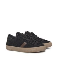 Sneaker nere in suede con un'accensione di pelle marrone testurizzata, lacci piatti e suola in gomma resistente con un motivo a righe.