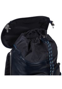Zaino in pelle blu navy con chiusura a cordoncino, fodera in tessuto testurizzato, zip laterale e dettagli blu a contrasto per un accesso sicuro.