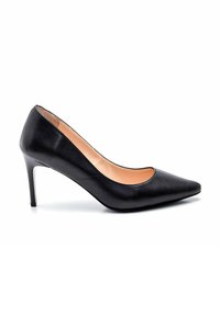 Pump in pelle nera con punta affusolata, tacco stretto e texture liscia. Presenta una fodera interna naturale e una silhouette elegante.