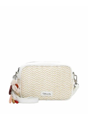 Biała torebka na ramię z złotym wzorem zygzakowym, srebrnymi zapięciami oraz doczepionym ozdobnym wisiorkiem z tkaniny i koralików na pasku.