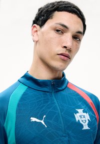 Puma PORTUGAL FPF TRAINING 1/4 ZIP TOP - Μπλούζα με μακριά μανίκια - ocean tropic/silver-coloured mist