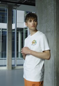 Nike Sportswear TEE ICON FUTURA  - T-shirt estampada - rough green/white