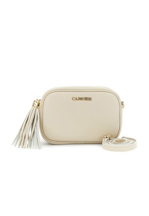 Lille beige læder skuldertaske med guldlogo, gulddetaljer, kvastdetalje og aftagelig rem, der ligger sammenrullet ved siden af.