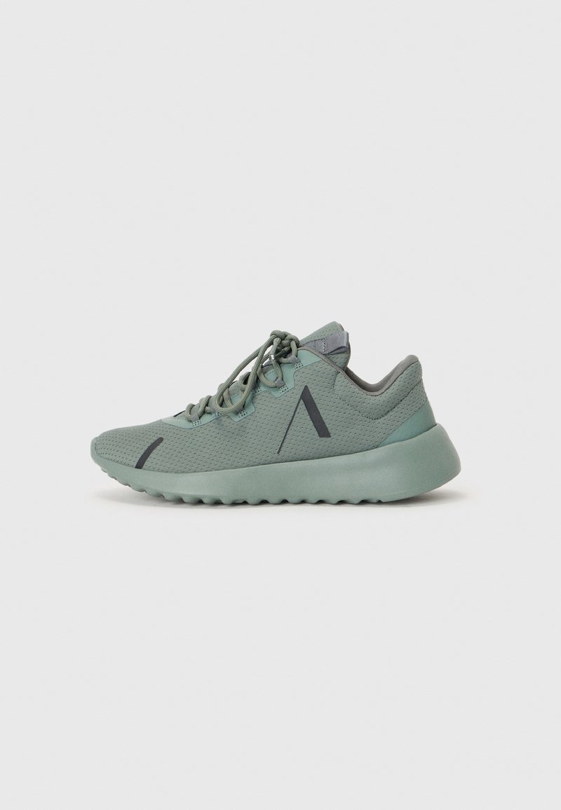 Zapatillas deportivas de color verde claro con parte superior de malla, superficie texturizada, diseño de cordones y una suela gruesa y acolchada. Presentan acentos negros mínimos.