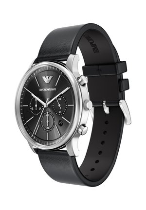 Schwarze Armbanduhr mit Lederband, silbernem Edelstahlgehäuse, schwarzem strukturiertem Zifferblatt mit drei Totalisatoren und arabischer Ziffer bei 3 Uhr.