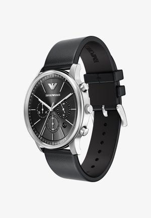 Schwarze Armbanduhr mit Lederband, silbernem Edelstahlgehäuse, schwarzem strukturiertem Zifferblatt mit drei Totalisatoren und arabischer Ziffer bei 3 Uhr.