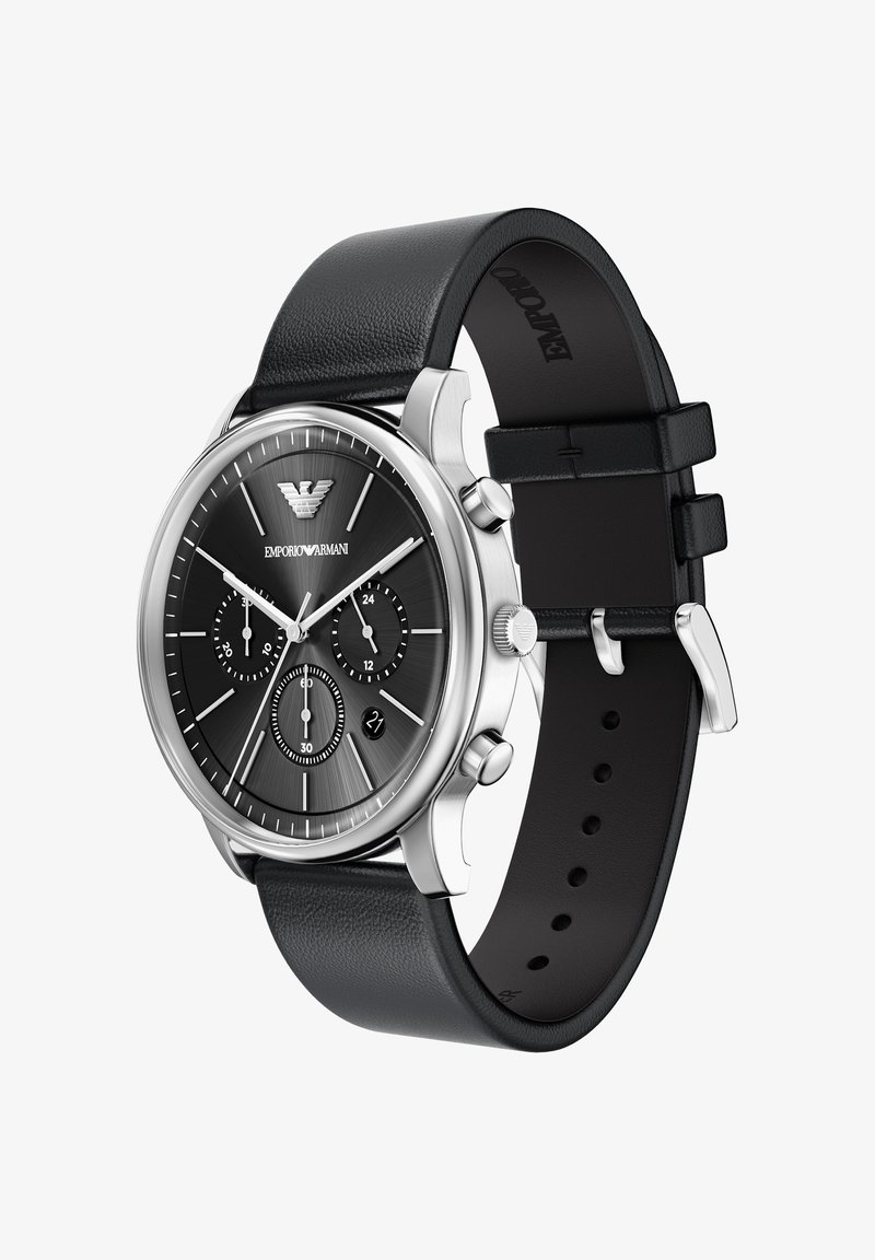 Zwarte leren horlogeband met een zilverkleurige roestvrijstalen kast, zwarte gestructureerde wijzerplaat met drie subdials en Arabische cijfer op 3 uur.