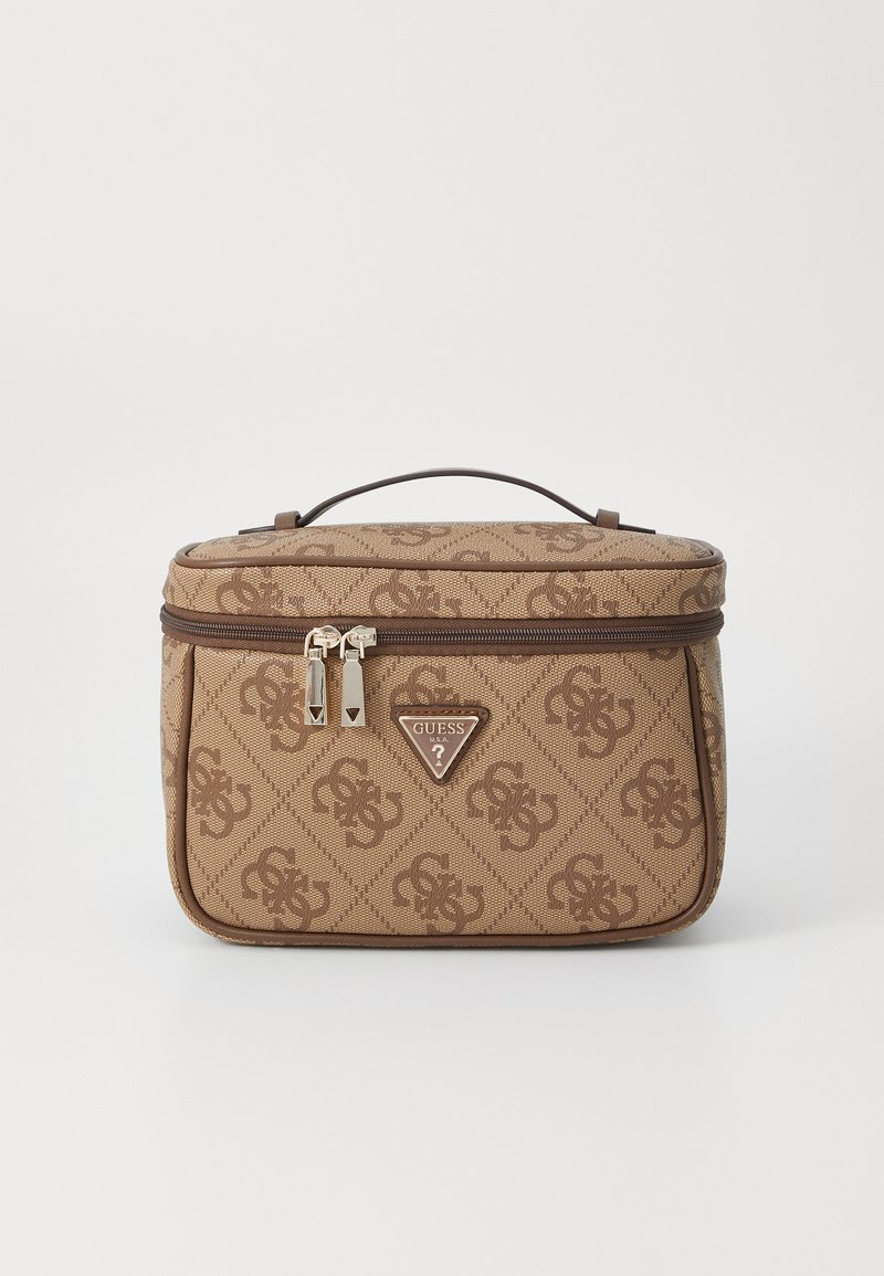 Borsa cosmetica marrone con motivo, dotata di chiusura con zip, accessori in metallo e manico superiore. Presenta un emblema del logo sul davanti. Forma rettangolare.