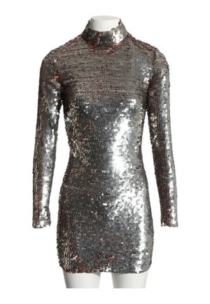 Vestido mini de manga larga y cuello alto con lentejuelas plateadas, expuesto en un maniquí blanco sobre un fondo liso.