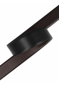 Cinturón de cuero negro con una superficie lisa y texturizada, que presenta un diseño redondeado y está acompañado de una correa de cuero marrón más oscuro.