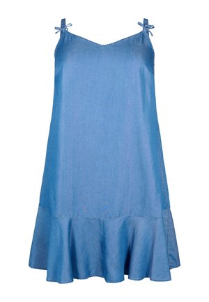 Niebieska sukienka na ramiączkach bez rękawów, z cienkimi ramiączkami związanymi na kokardki oraz falbaną na dole w kształcie rozkloszowanym.
