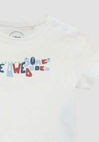 Weißes T-Shirt mit kurzen Ärmeln, das bunten, verspielten Text in Rot, Blau und Hellblau zeigt. Enthält zwei Druckknöpfe an der Schulter.