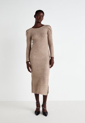 Vestito midi a maglia, con coste, di colore beige, con maniche lunghe e taglio dritto. Presenta spacchi laterali e un ampio scollo rotondo.