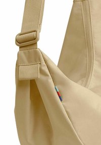 Borsa a spalla in tessuto beige con tracolla regolabile e testurizzata, chiusura con zip e un piccolo dettaglio multicolore sul lato.