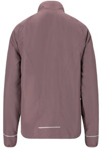 Vandafvisende, mauve jakke med høj krave. Funktioner inkluderer reflekterende detaljer og en glat tekstur, designet til udendørsbrug.