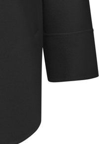 Schwarzes Shirt mit glatter Textur, abgerundetem Saum und Dreiviertelärmeln. Einfaches Design ohne sichtbare Muster oder Akzente.